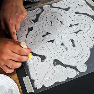 Utilizzo di vernice e pennello di spugna con stencil di plastica riutilizzabili Tecnica stenciling